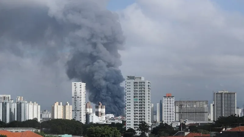 Sistema de sprinklers de prédio incendiado no Brás não funcionou, diz Corpo de Bombeiros