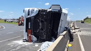 Caminhão tomba e mata motorista em rodovia de Santa Cruz do Rio Pardo