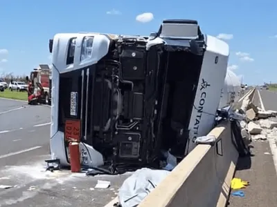 Caminhão tomba e mata motorista em rodovia de Santa Cruz do Rio Pardo