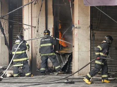 Shopping incendiado no Brás não corre risco de desabamento, diz bombeiro