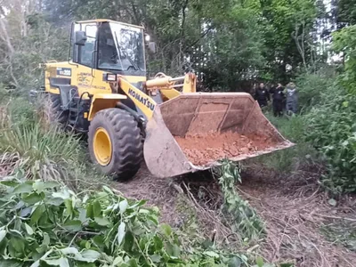 Máquina pá carregadeira é encontrada escondida em matagal