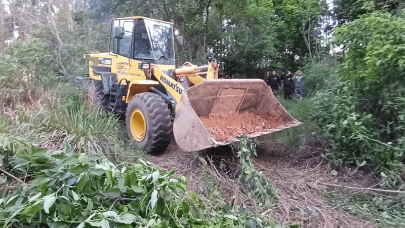 Máquina pá carregadeira é encontrada escondida em matagal