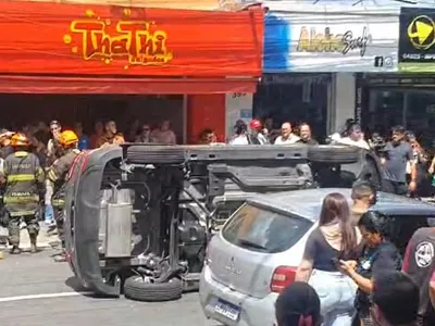 Carro tomba após colisão no centro de São José dos Campos, veja vídeo