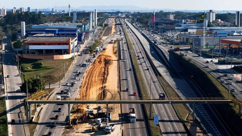 CCR RioSP realiza lançamento de viga de passarela na Via Dutra em São José dos Campos