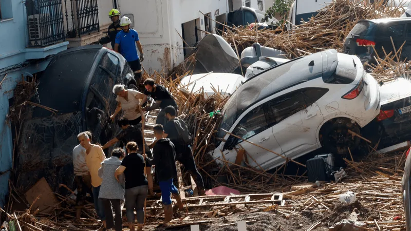 Sobe para 158 o número de mortos nas enchentes da Espanha