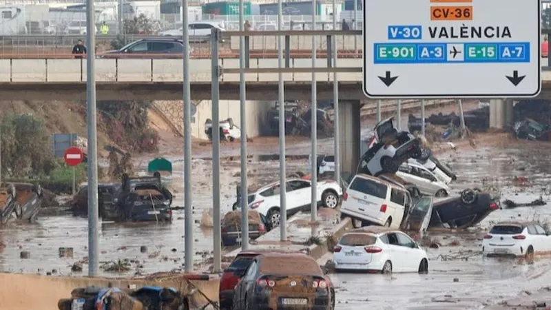 Equipes de resgate buscam desaparecidos após enchentes na Espanha