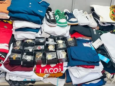 Polícia Civil fecha duas lojas suspeitas de falsificar peças de roupas