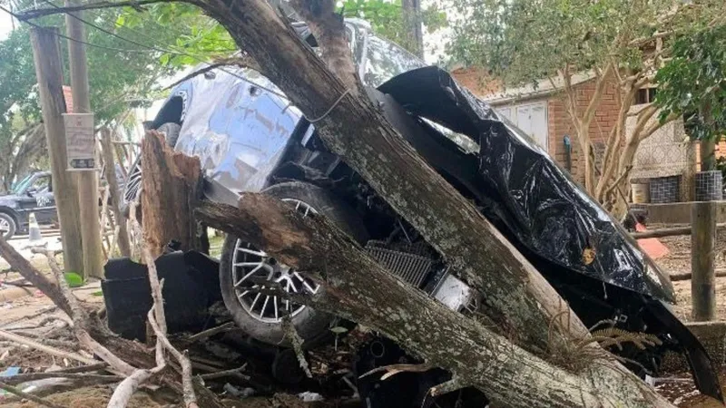 Idosos ficam feridos após acidente na Rodovia Floriano Rodrigues Pinheiro em Tremembé