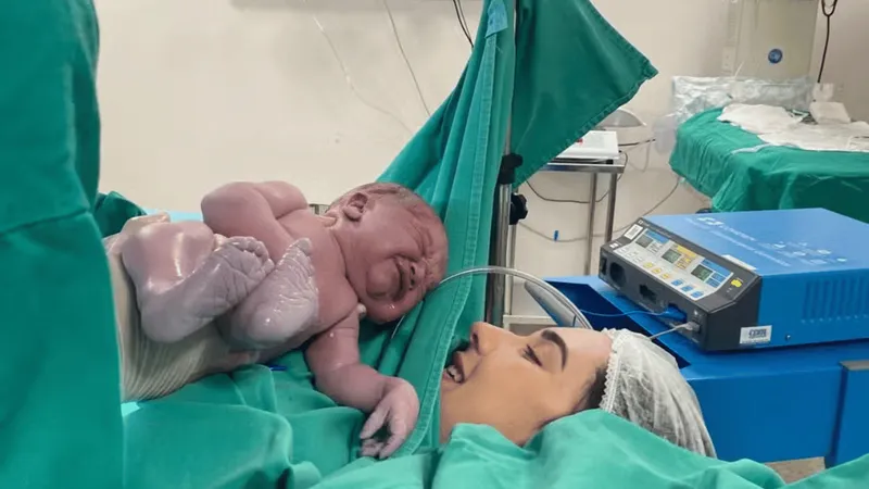 Bebê gigante viraliza na internet com 10 meses e altura de 2 anos de idade