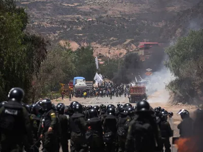 Manifestantes pró-Evo Morales ocupam quartel militar na Bolívia