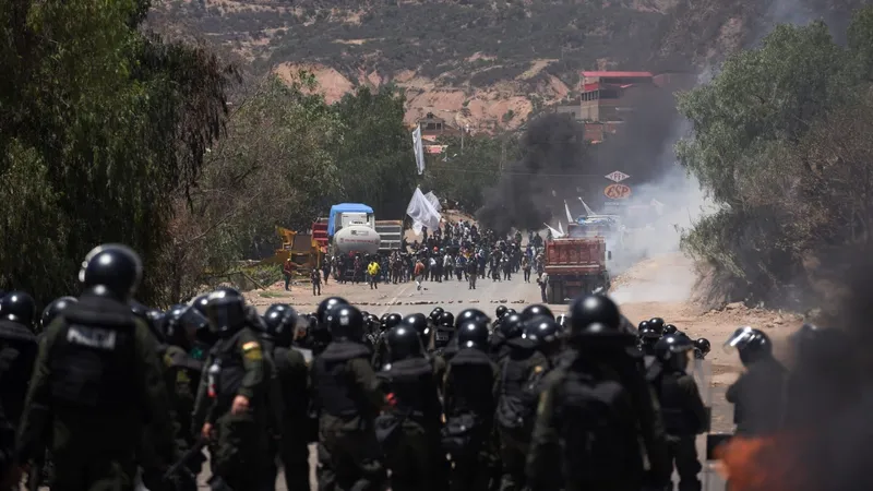 Manifestantes pró-Evo Morales ocupam quartel militar na Bolívia