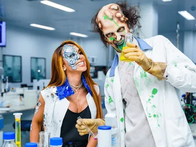 Farmacêutica recria cenário de cientista maluco em festa de Halloween para colaboradores