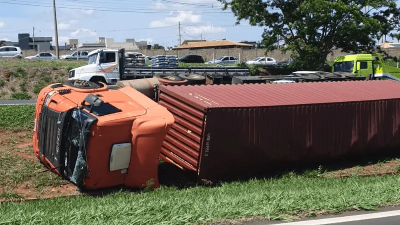 Motorista perde controle e carreta tomba na Rodovia Washington Luís