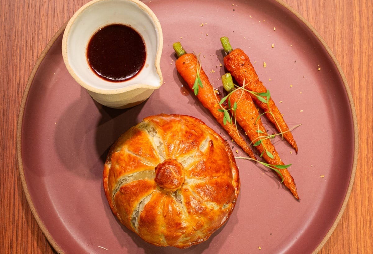 Pithivier de pato com foie gras, mousseline e trufas ao molho de vinho e amoras | Band Receitas