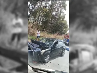 Carros batem de frente em rodovia e deixam seis pessoas feridas, em Esmeraldas