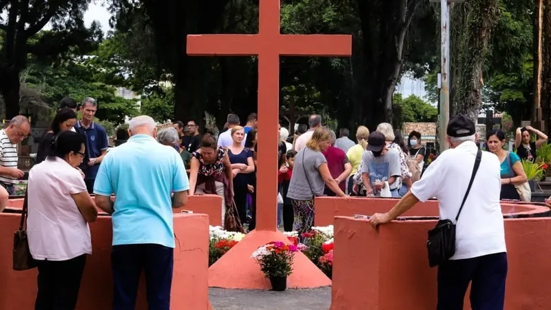 70 mil pessoas devem visitar cemitérios em São José dos Campos e Taubaté