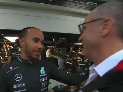 Hamilton brinca, 'invade' entrevista de CEO da F1 e pede melhores pneus de chuva