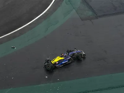 Com carro destruído após batida, Albon está fora do GP de São Paulo de F1