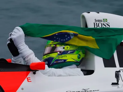 Veja Lewis Hamilton pilotando a McLaren de Senna pela câmera onboard