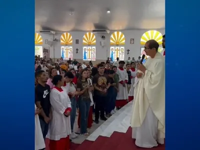 VÍDEO: igreja celebra “bênção das canetas” para apoiar estudantes que farão Enem