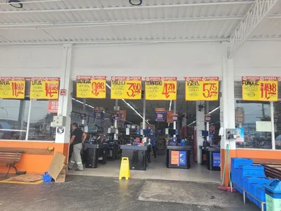 Carro invade supermercado na zona sul de São José