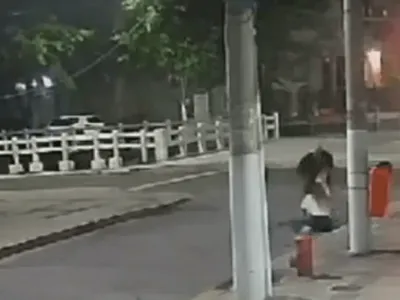 Criminoso empurra e arrasta mulher pelo cabelo durante assalto em Icaraí