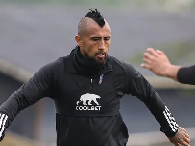 Arturo Vidal é levado para delegacia após denúncia de agressão sexual em festa no Chile