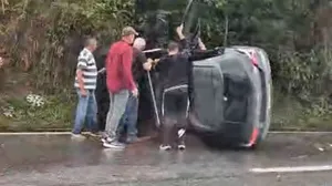 Carro capota na Rodovia Floriano Rodrigues Pinheiro em Campos do Jordão