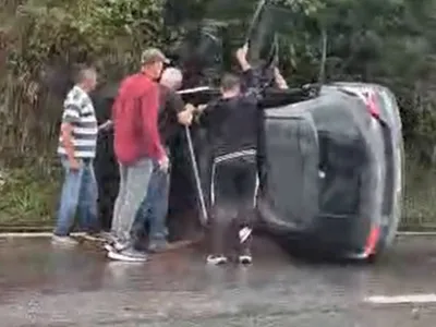 Carro capota na Rodovia Floriano Rodrigues Pinheiro em Campos do Jordão