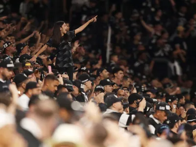 Torcida do Corinthians joga cabeça de porco no campo em clássico contra o Palmeiras