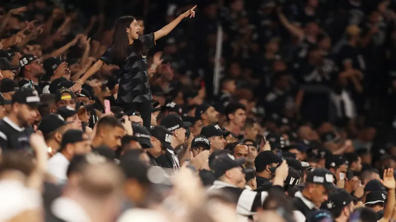 Torcida do Corinthians joga cabeça de porco no campo em clássico contra o Palmeiras