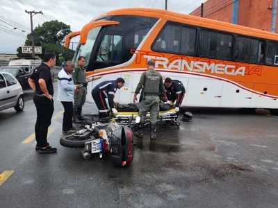 Acidente com ônibus deixa motociclista ferido em Limeira