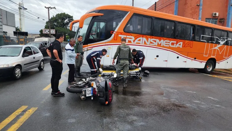 Acidente com ônibus deixa motociclista ferido em Limeira