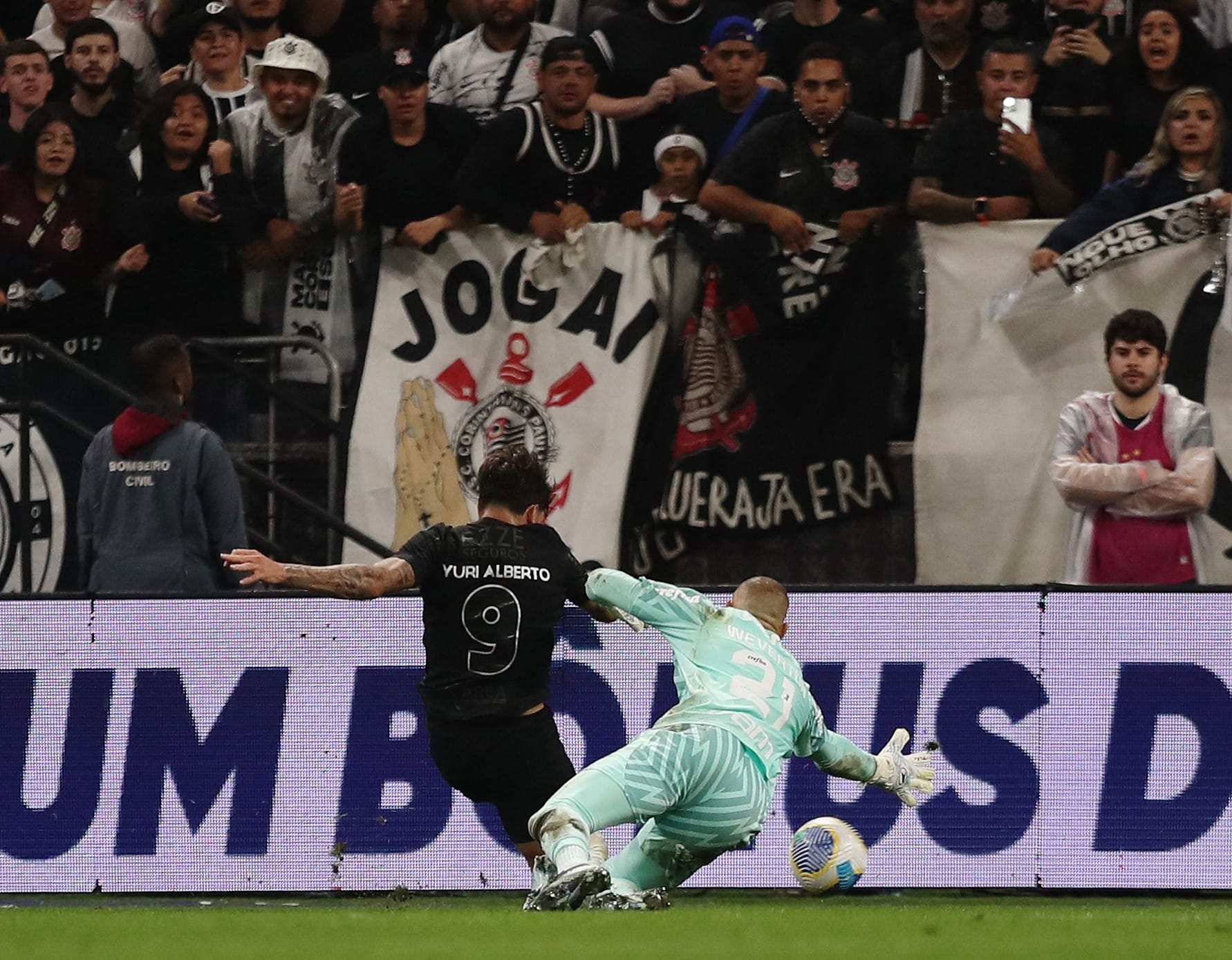 Dois torcedores do Corinthians foram detidos por arremessarem uma ...