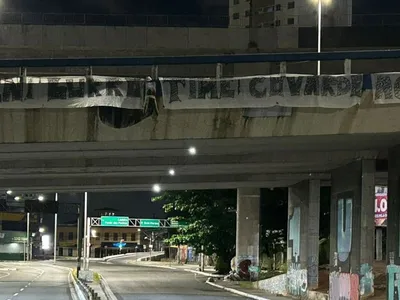 Boneco com foto de Rogério Ceni é pendurado em viaduto em Salvador