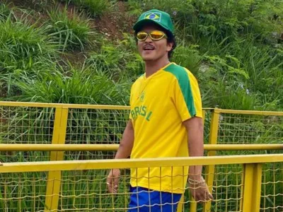 Bruno Mars anda de moto e toma cerveja em bar de Belo Horizonte, em Minas