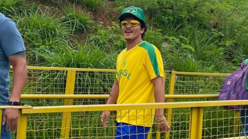 Bruno Mars anda de moto e toma cerveja em bar de Belo Horizonte, em Minas