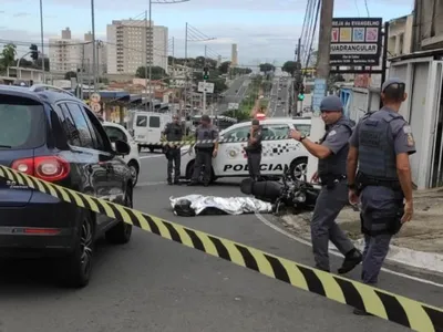 Homem tenta roubar moto e morre em troca de tiros com policial de folga