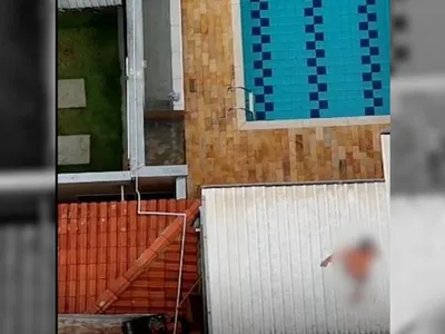 Homem pula do telhado e cai em piscina para fugir da polícia em Cerquilho