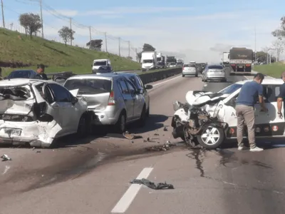 Três acidentes entre São José dos Campos e Caçapava causam congestionamento na Dutra