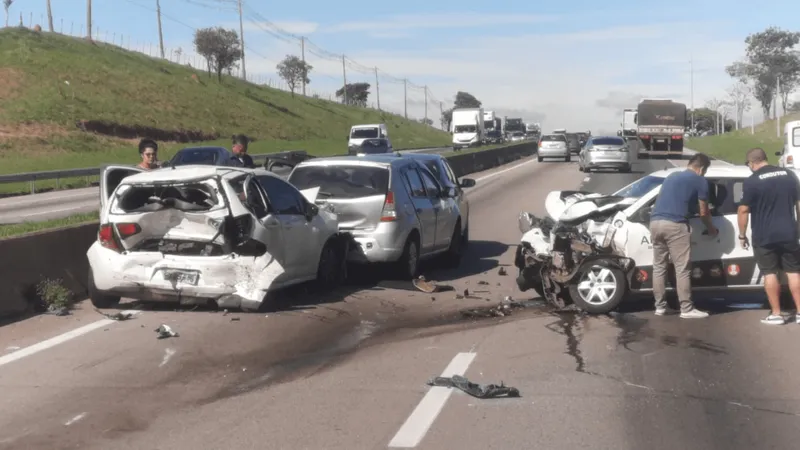 Três acidentes entre São José dos Campos e Caçapava causam congestionamento na Dutra