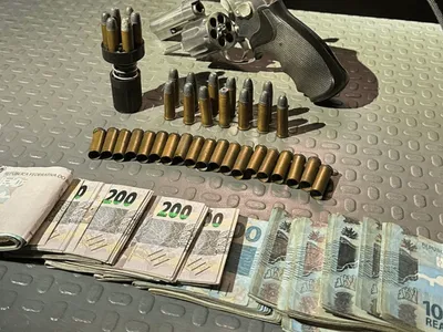 Homem é preso com arma, munições e R$ 22 mil em dinheiro