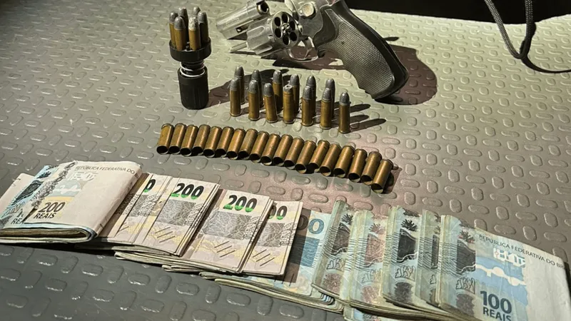 Homem é preso com arma, munições e R$ 22 mil em dinheiro