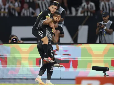 Botafogo vence Vasco e dispara na liderança do Brasileirão; veja os gols