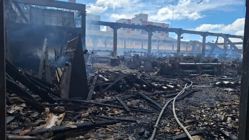 Incêndio de grandes proporções atinge fábrica de tecidos em Americana