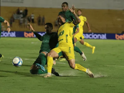 Mirassol goleia o Coritiba e sobe para terceiro na Série B