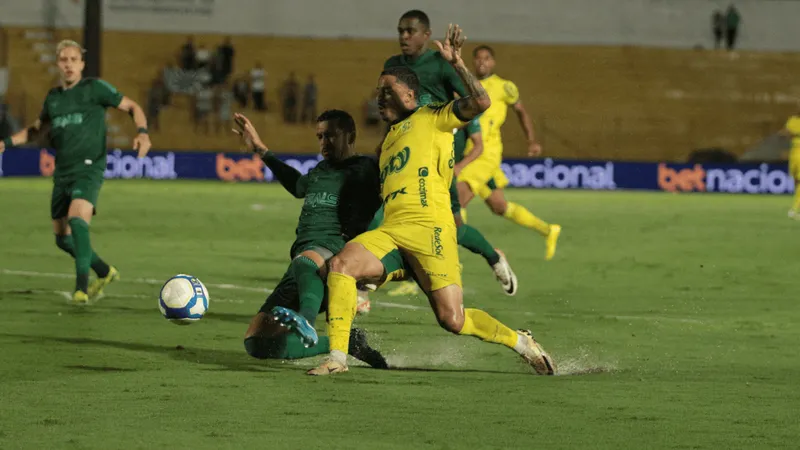 Mirassol goleia o Coritiba e sobe para terceiro na Série B