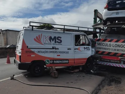 Motorista tem ferimentos graves após van bater na traseira de carreta