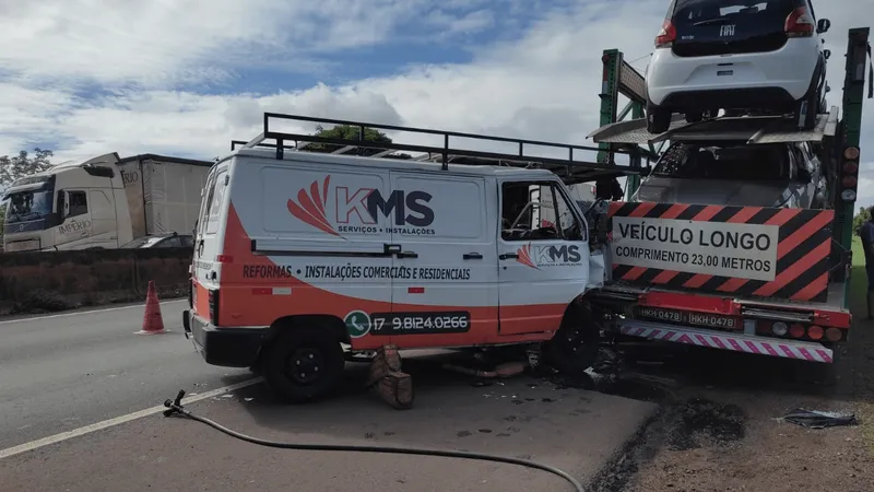 Motorista tem ferimentos graves após van bater na traseira de carreta