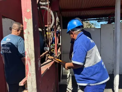 Quatro estruturas irregulares são demolidas na Comunidade Guiomar de Novaes, no Recreio